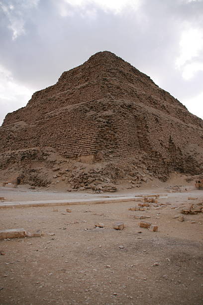 pirâmide de zoser em saqqara no cairo, egito - the step pyramid of zoser imagens e fotografias de stock