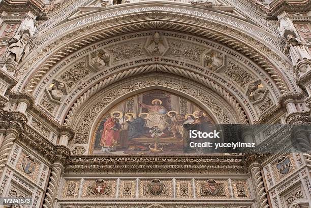 Fresk Sobre O Portão Da Catedral Duomoflorença - Fotografias de stock e mais imagens de Antigo - Antigo, Arcaico, Arquitetura
