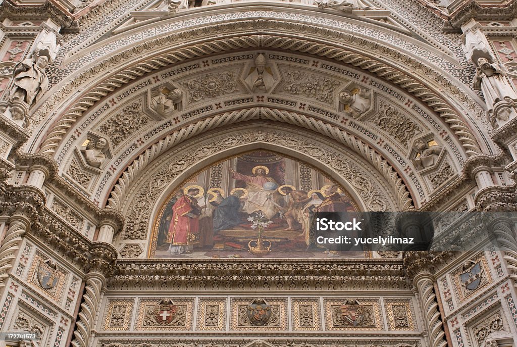 Fresk через ворота собор Дуомо-Флоренция - Стоковые фото Архитектура роялти-фри