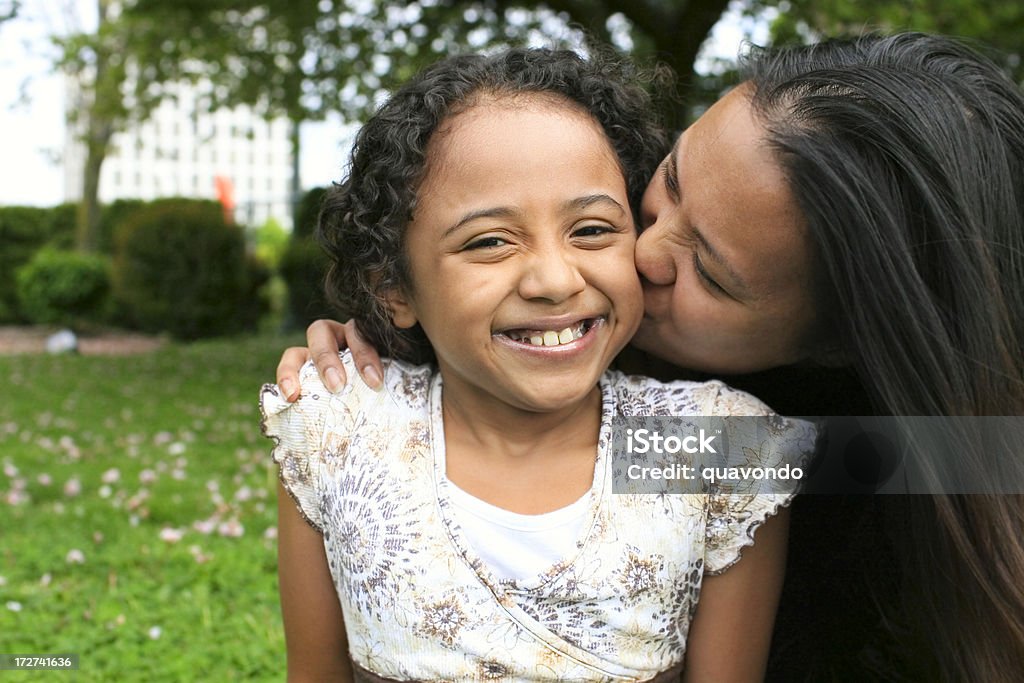 Afro-americana mãe filha Beijar a menina, ao ar livre, espaço para texto - Royalty-free Ao Ar Livre Foto de stock