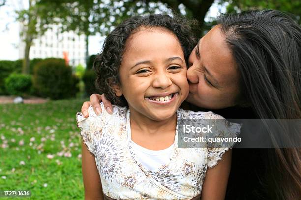 Afroamericana Mãe Filha Beijar A Menina Ao Ar Livre Espaço Para Texto - Fotografias de stock e mais imagens de Ao Ar Livre