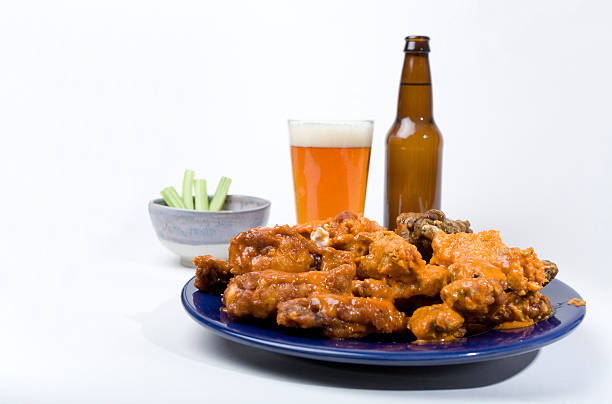 aile chaud fournitures de fête&nbsp;! - wing beer spicy chicken wings chicken wing photos et images de collection