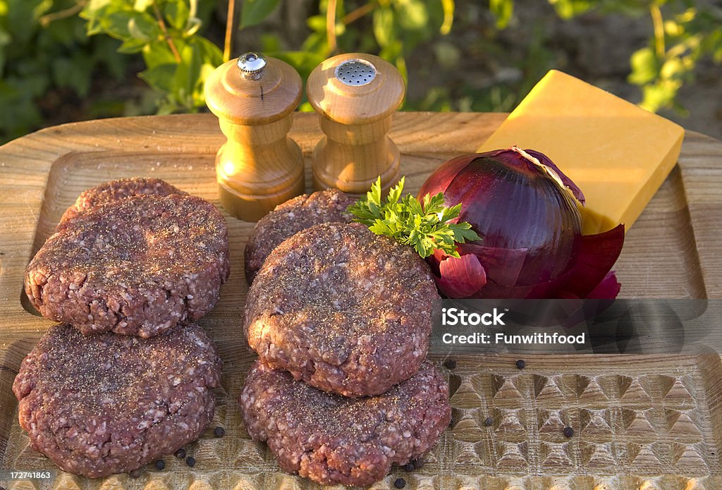 Cucinare Hamburger formaggio estate, preparando hamburger alla griglia per barbecue - Foto stock royalty-free di Alimentazione sana