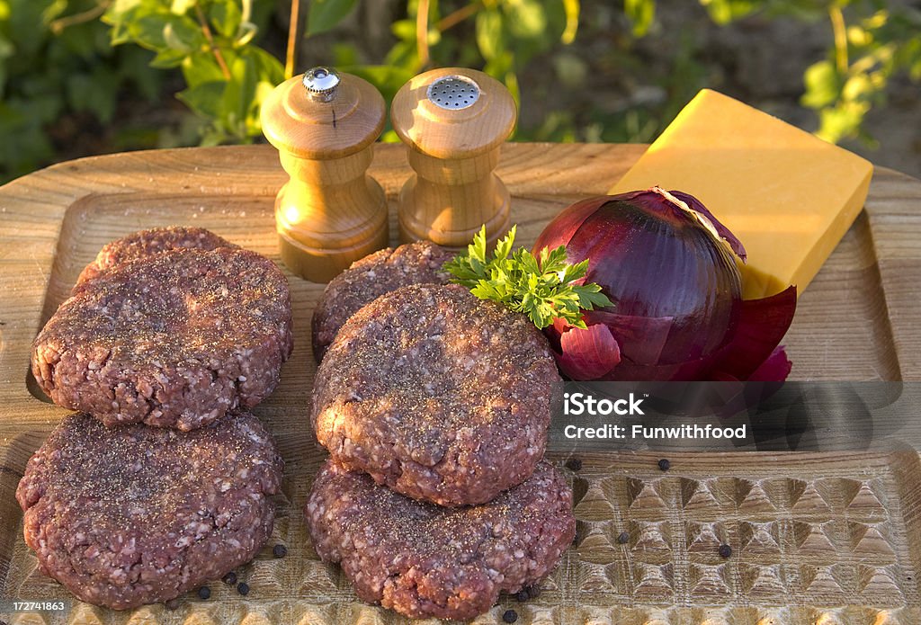 요리요 여름 햄버거, 준비 치즈 버거 for 바베큐 그릴 - 로열티 프리 건강한 식생활 스톡 사진