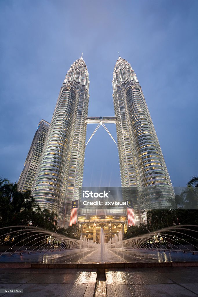 Torres Petronas al atardecer - Foto de stock de Acera libre de derechos