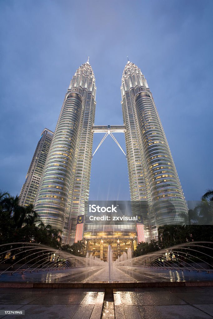 Petronas Towers w Zmierzch - Zbiór zdjęć royalty-free (Architektura)