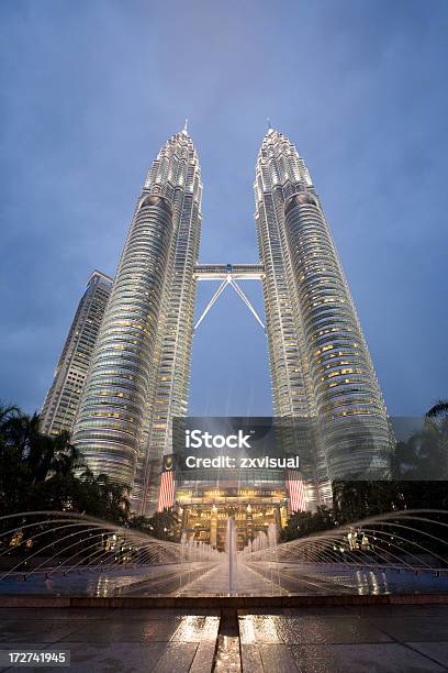 Petronas Towers W Zmierzch - zdjęcia stockowe i więcej obrazów Architektura - Architektura, Azja, Bez ludzi