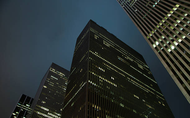 edifícios arranha-céus horizonte da cidade à noite - skyscraper low angle view new york city night - fotografias e filmes do acervo