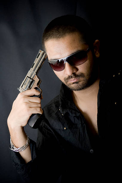 preto retrato de um homem jovem indiano macho pessoas arma - men male masculinity indian culture imagens e fotografias de stock