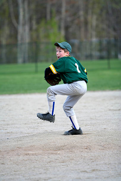 lançador de basebol - baseball child little league team imagens e fotografias de stock