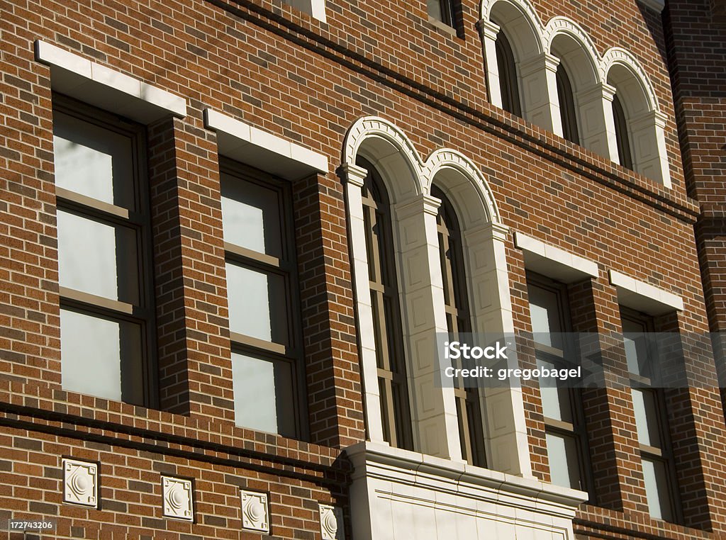 Rosso bricked windows - Foto stock royalty-free di Architettura