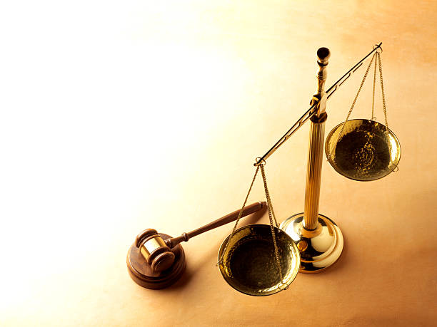 正義スケールと小槌 - scales of justice weight scale law gavel ストックフォトと画像