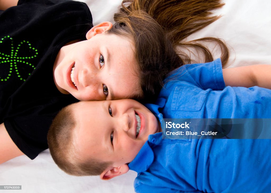 Hermano y hermana - Foto de stock de Acostado libre de derechos