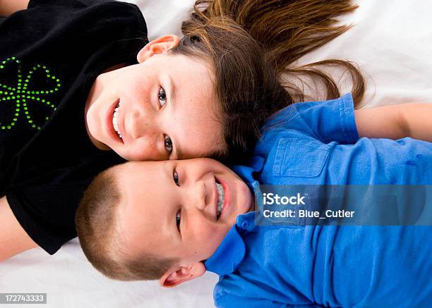 Hermano Y Hermana Foto de stock y más banco de imágenes de Acostado - Acostado, Adulto, Al lado de