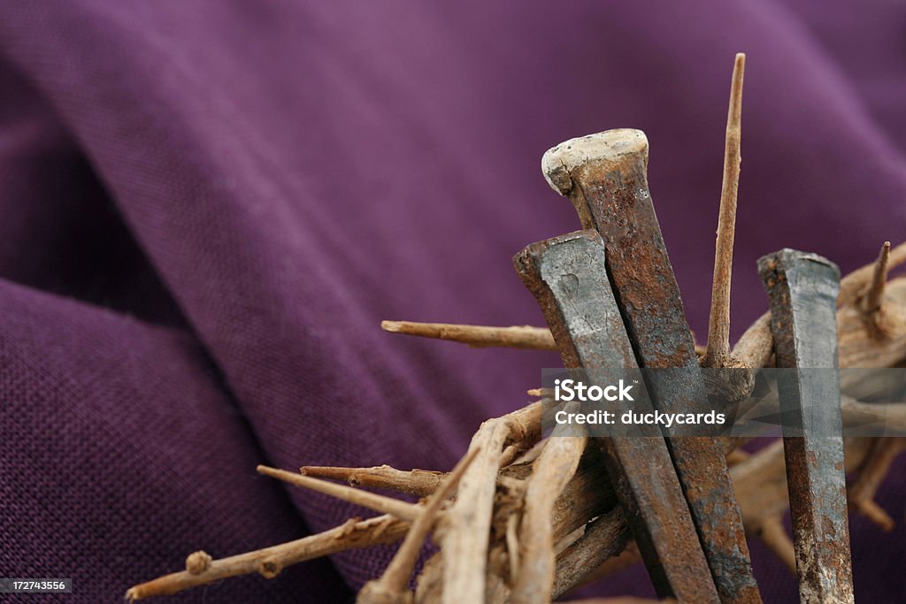 Coroa de espinhos com unhas e roxo roupão - Foto de stock de Prego royalty-free