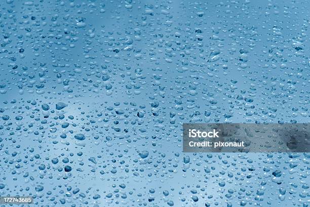 Foto de Gotas Dágua Em Uma Janela e mais fotos de stock de Abstrato - Abstrato, Azul, Chuva