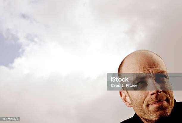 Gut Aussehender Mann Stockfoto und mehr Bilder von Anzahl von Menschen - Anzahl von Menschen, Bedeckter Himmel, Blau