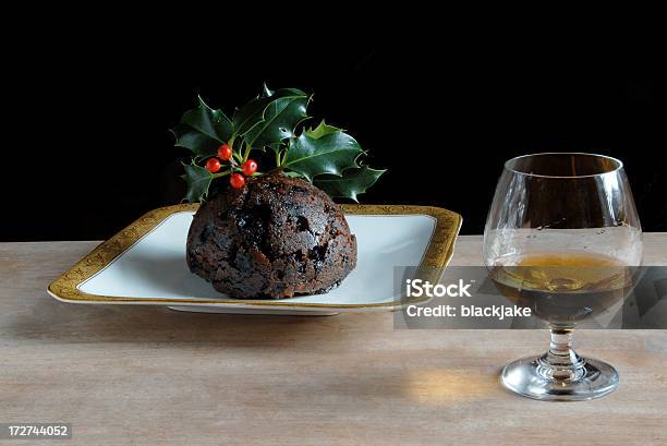 Plum Pudding I Brandy - zdjęcia stockowe i więcej obrazów Christmas pudding - Christmas pudding, Czarne tło, Bez ludzi