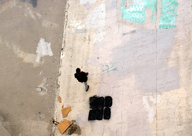 marcadas andar - graffiti paintings men walking - fotografias e filmes do acervo