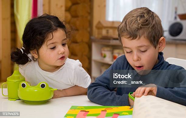 Hermano Y Hermana Foto de stock y más banco de imágenes de Educación - Educación, Hermana, Hermano