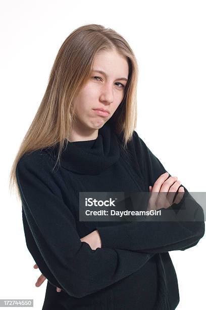 Mujer Enojada Brazos Doblado Mirando A La Cámara Aislado Fondo Blanco Foto de stock y más banco de imágenes de 16-17 años