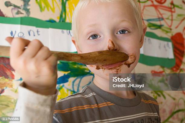 Kinder Backen Stockfoto und mehr Bilder von Das Leben zu Hause - Das Leben zu Hause, Essen zubereiten, Etwas herstellen