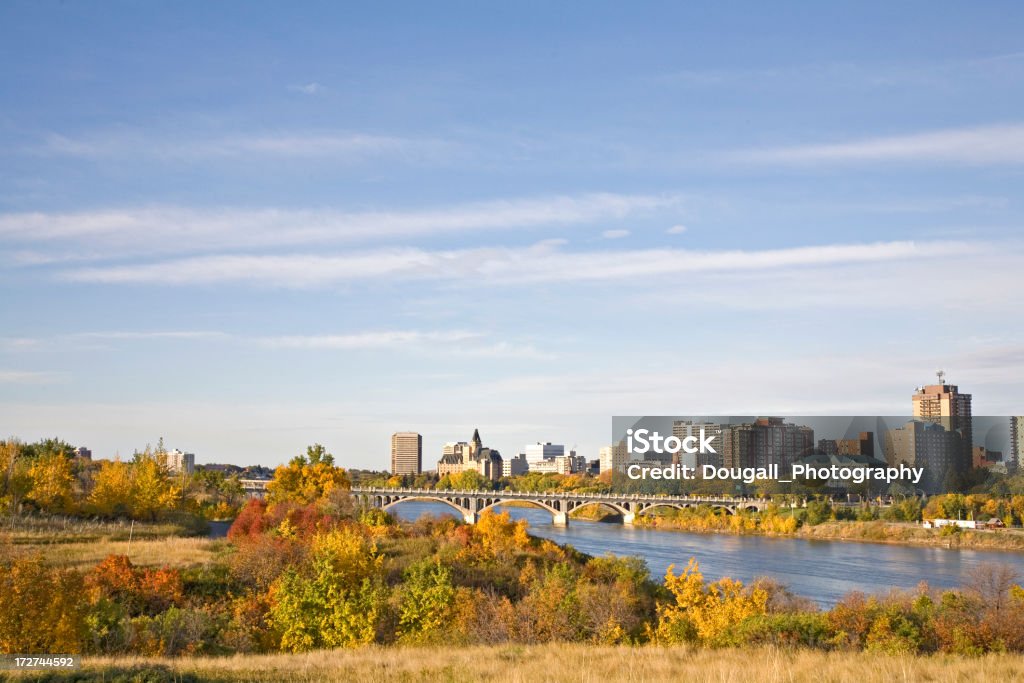 Couleurs de l'automne à Saskatoon - Photo de Horizon urbain libre de droits