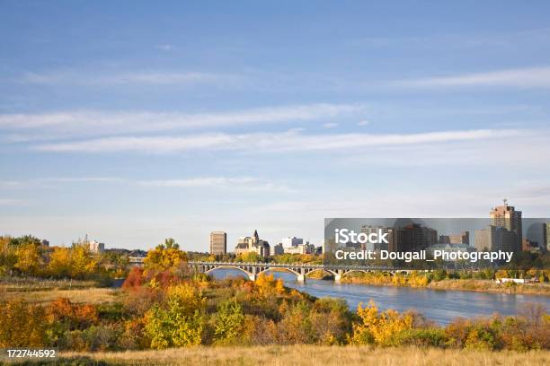 Photo libre de droit de Couleurs De Lautomne À Saskatoon banque d'images et plus d'images libres de droit de Horizon urbain - Horizon urbain, Saskatoon, Affaires