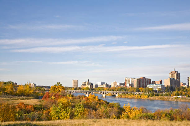 outono cores em saskatoon - south saskatchewan river imagens e fotografias de stock