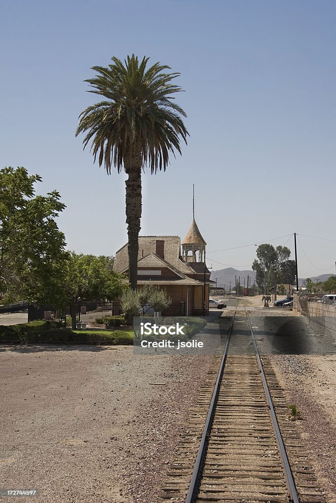 Estação de trem abandonado na Califórnia próximo aos trilhos da estrada de ferro - Foto de stock de Abandonado royalty-free
