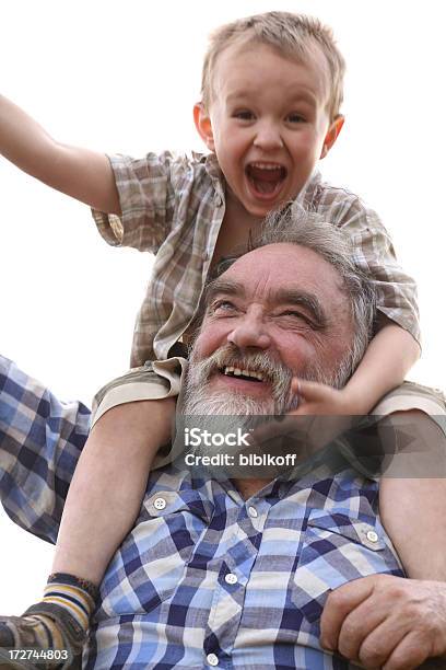 Весело С Grandpa — стоковые фотографии и другие картинки Внуки - Внуки, Дедушка, Поднимать