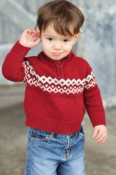유아 남자아이 긁음 청력보조용 스톡 사진