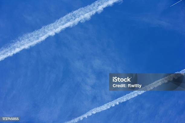 Foto de Duas Corrente De Jato e mais fotos de stock de Avião - Avião, Azul, Cloudscape