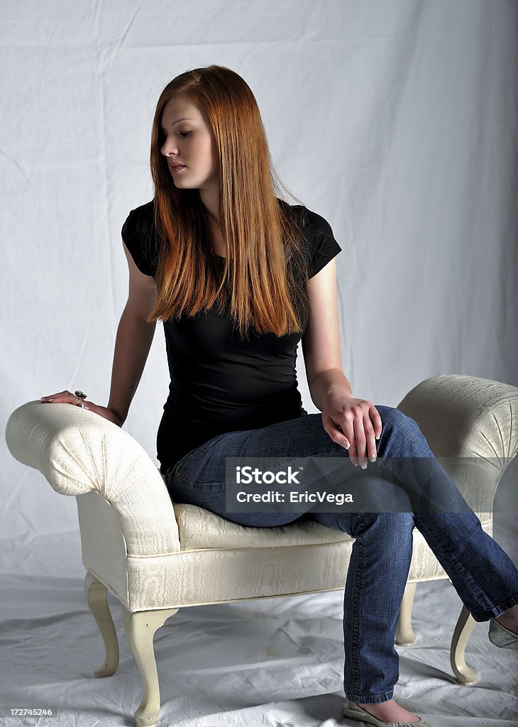 Bellezza in una Chaise longue - Foto stock royalty-free di Abbigliamento casual