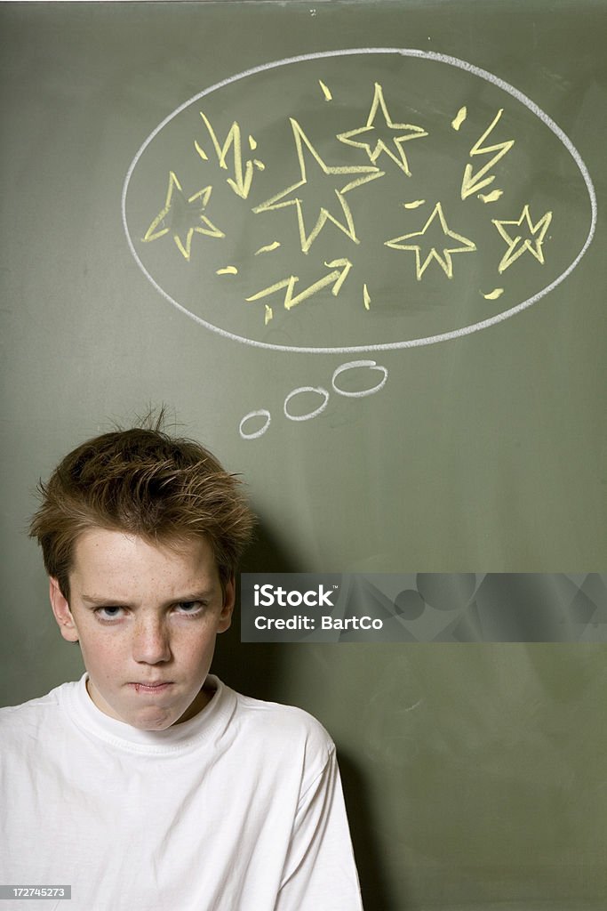 Questo ragazzo è arrabbiato scuola lavagna - Foto stock royalty-free di 12-13 anni