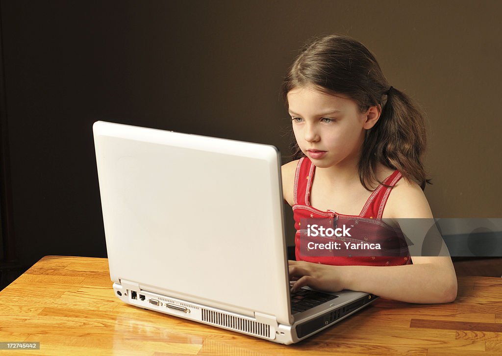 Trabajando en la computadora portátil - Foto de stock de 10-11 años libre de derechos