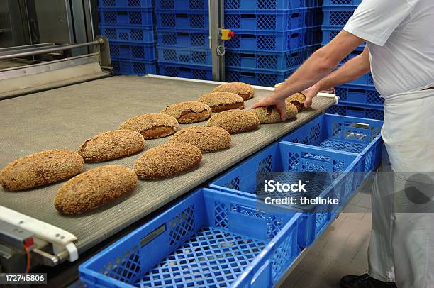 In Einer Bäckerei Stockfoto und mehr Bilder von Arbeitsstätten - Arbeitsstätten, Backen, Berufliche Beschäftigung