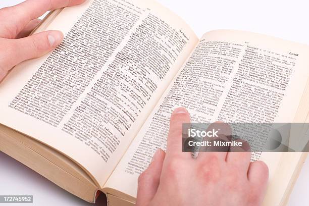 スチューデントの指を指す手に - 辞書のストックフォトや画像を多数ご用意 - 辞書, 英語, 読む