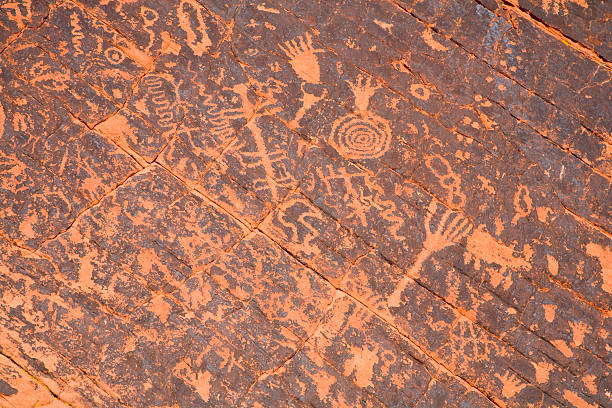 atlatl rock petroglyphs w park stanowy valley of fire - cave painting prehistoric art north american tribal culture nevada zdjęcia i obrazy z banku zdjęć