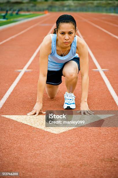 Weibliche Läufer Auf Der Startlinie Vertikal Stockfoto und mehr Bilder von Aktiver Lebensstil - Aktiver Lebensstil, Athlet, Bildhintergrund