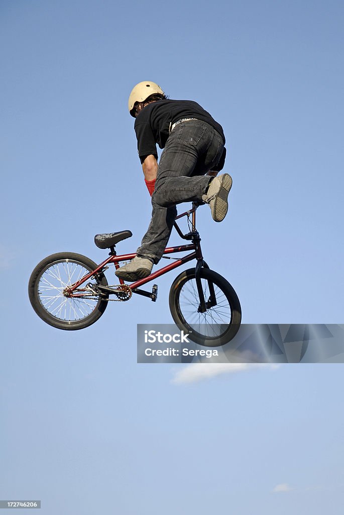 Bicicleta acrobatics - Foto de stock de Bicicleta BMX libre de derechos