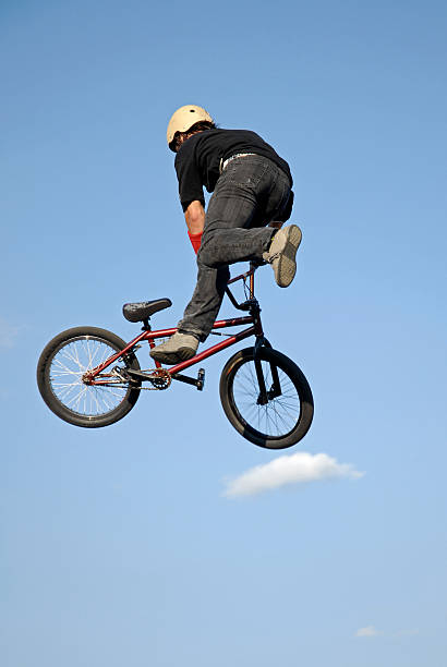 bicicleta acrobatics - bmx cycling sport teenagers only teenager fotografías e imágenes de stock