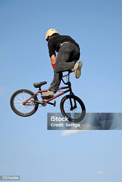 Bicicleta Acrobatics Foto de stock y más banco de imágenes de Bicicleta BMX - Bicicleta BMX, Acróbata, Actividad acrobática