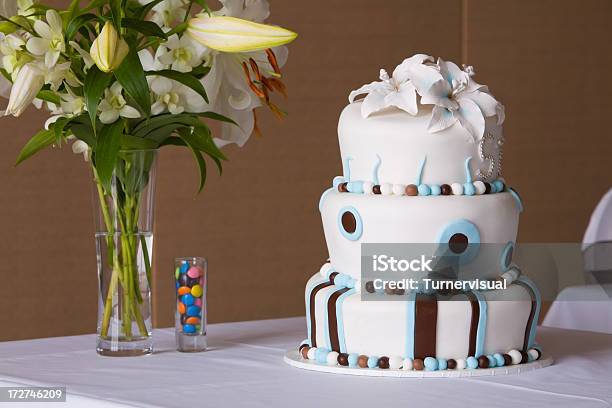 Foto de Chapeleiro Maluco Bolo De Casamento e mais fotos de stock de Bolo - Bolo, Bolo de Casamento, Casado