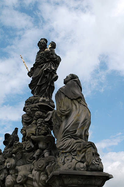 Estatua de Madonna y de St. Bernard - foto de stock