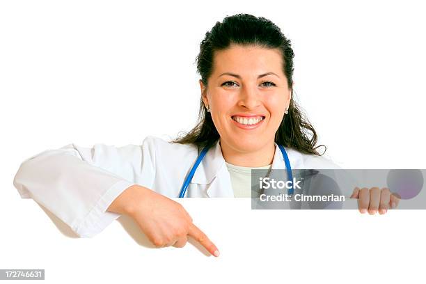 Kobieta Lekarz Trzymając Pusty Znak Na Białym Tle - zdjęcia stockowe i więcej obrazów Lekarz - Lekarz, Pusty znak, Trzymać