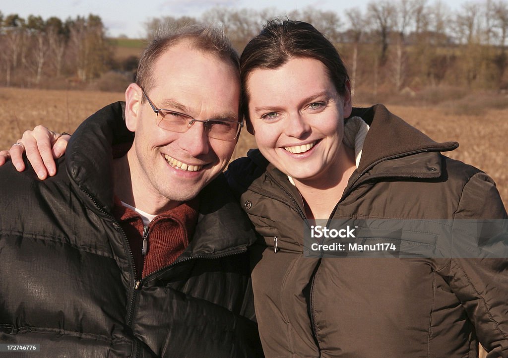 Felices amigos mirando a la cámara - Foto de stock de 30-34 años libre de derechos