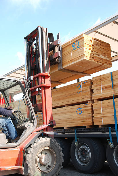 carrello elevatore a forca caricamento set di schede - lumber industry timber truck forklift foto e immagini stock