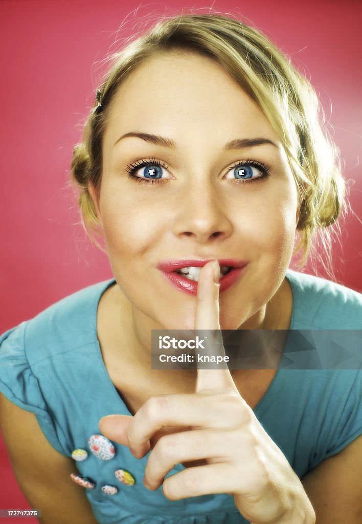 Женщина и секретов - Стоковые фото Палец на губах роялти-фри
