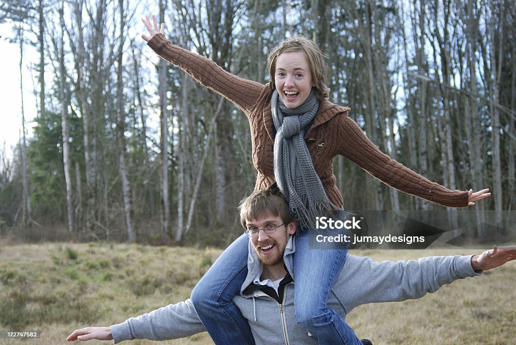 Jeune couple s'amusant - Photo de 18-19 ans libre de droits
